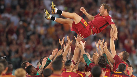 Totti được các đồng đội tung hô trong trận đánh cuối cùng của anh tại Roma
