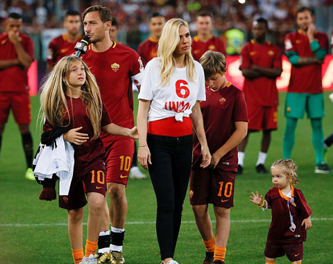 Totti cùng vợ và 3 con trong ngày chia tay AS Roma