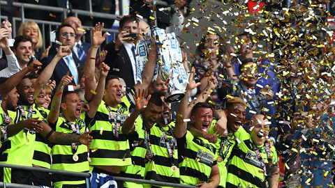 Huddersfield thăng hạng Premier League: 45 năm cho một chuyện cổ tích