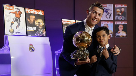Con trai Ronaldo lại ghi bàn sút phạt đẹp mắt