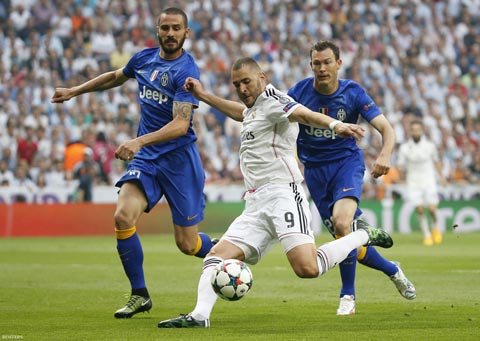 Các hậu vệ Juventus sẽ có một trận đấu vất vả bởi Benzema (áo sáng) rất nhanh nhẹn và thanh thoát