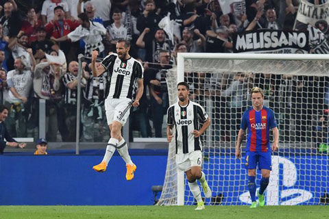 Chiellini ăn mừng bàn thắng vào lưới Barca