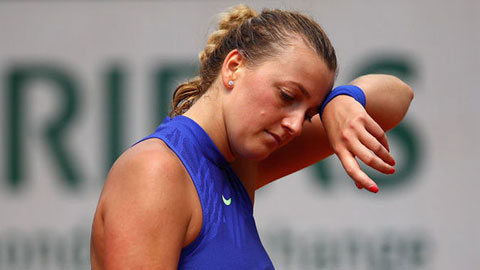 Kvitova ném gãy vợt khi bị loại ở vòng 2 Roland Garros