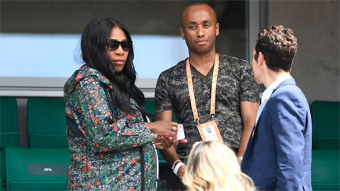 Serena Williams mặc áo chống nắng đến cổ vũ chị ở Roland Garros