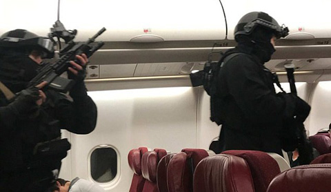 Lực lượng an ninh mang súng trường bán tự động và áo chống đạn xông vào máy bay