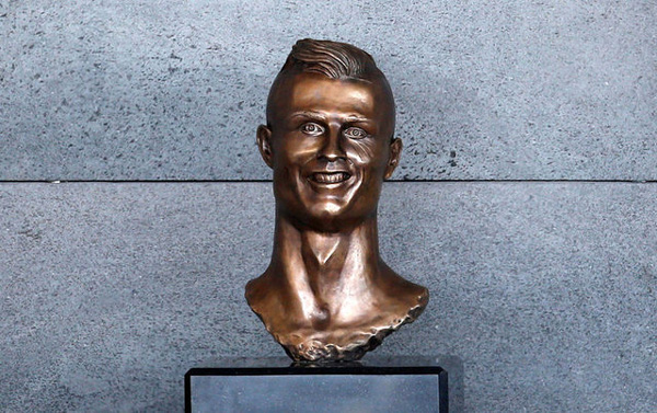 Bức tượng bị ném đá của Ronaldo