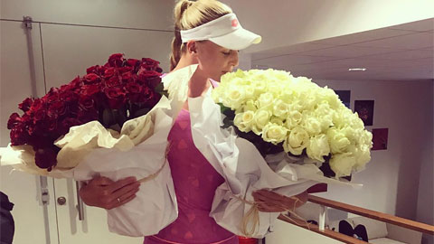 Djokovic bí mật tặng hoa cho người khác khi vợ đang có bầu