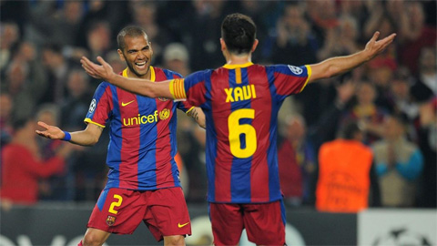 Alves và Xavi từng là đồng đội ở Barca