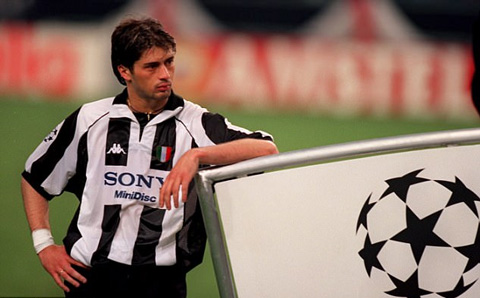 Vẻ mặt buồn rười rượi của Inzaghi khi Juve thua Real năm 1998