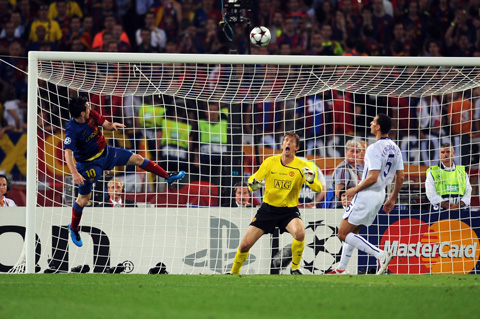 Messi nhảy lên đánh đầu làm tung lưới M.U
