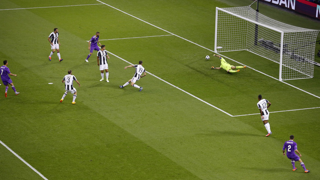 Buffon bay người hết cỡ cũng không thể ngăn cản bàn thắng đầu tiên của Ronaldo