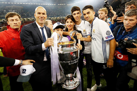 Zidane hạnh phúc bên vợ con