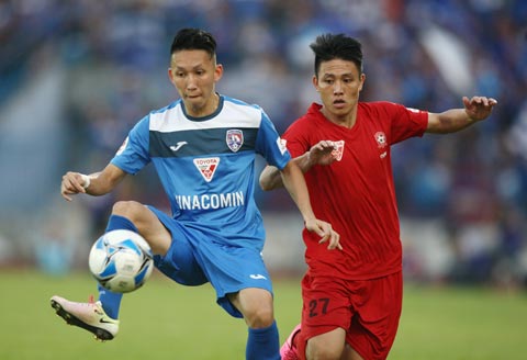 Xuân Tú (trái) vẫn chơi bóng nhiệt huyết và lăn xả dù đã sắp bước sang tuổi 30 Ảnh: Đức Cường