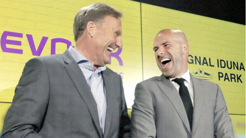 Peter Bosz mang lại nụ cười và hy vọng cho Dortmund