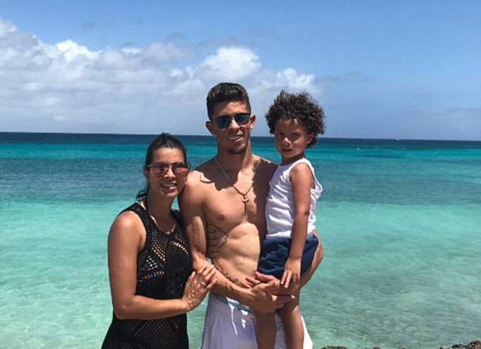 Đồng đội của Ozil, Gabriel Paulista đang tận kỳ nghỉ cùng gia đình tại Aruba