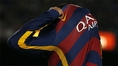 Mặc áo Barca cũ ở UAE có thể bị bỏ tù