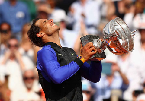 Nadal hạnh phúc khi cầm trên tay chiếc cúp vô địch Roland Garros