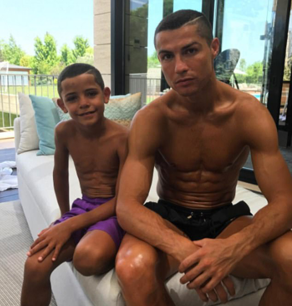 Bố con Ronaldo cắt tóc giống nhau