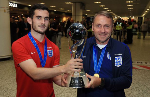 HLV Paul Simpson và đội trưởng Lewis Cook khoe chiếc cúp U20 World Cup