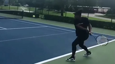 Bụng bầu vượt mặt, Serena Williams vẫn hăng say tập luyện