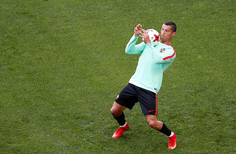 Ronaldo thoải mái luyện tập