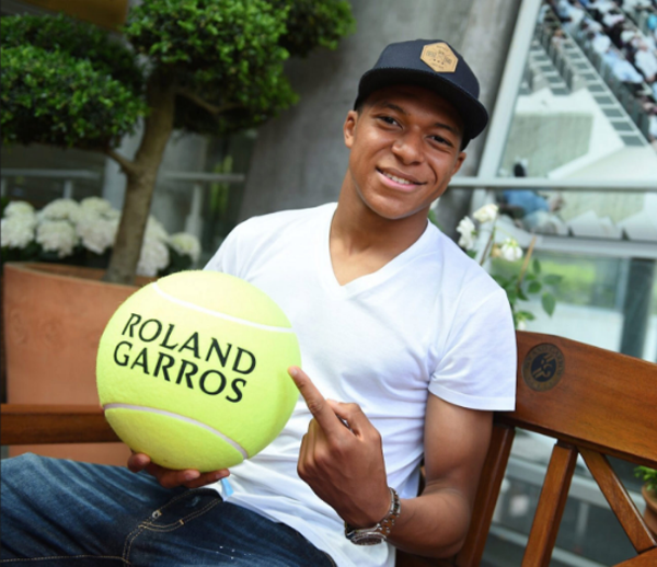 Chân sút trẻ Kylian Mbappe (Monaco) dùng thời gian để theo dõi những trận đấu ở giải quần vợt Roland Garros, Pháp