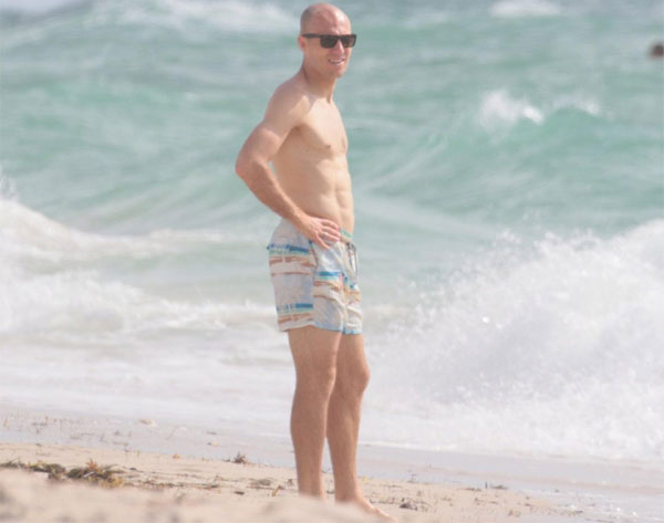Cầu thủ chạy cánh Arjen Robben (Bayern Munich) đưa gia đình đi thư giãn ở Miami (Mỹ)
