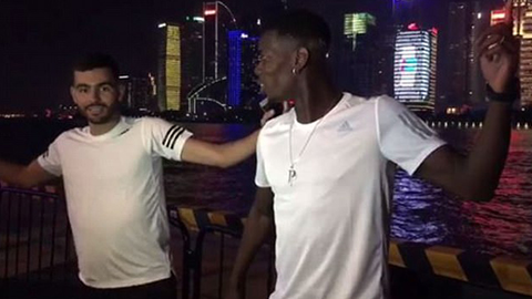 Pogba tạo dáng ngẫu hứng với fan ở Trung Quốc
