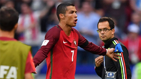Ronaldo bỏ họp báo sau trận hòa của Bồ Đào Nha