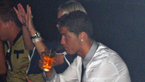 Ronaldo được đội bóng hạng Ba mời chào bằng... bia