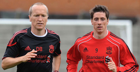 Darren Burgess tập cùng Fernando Torres tại Liverpool