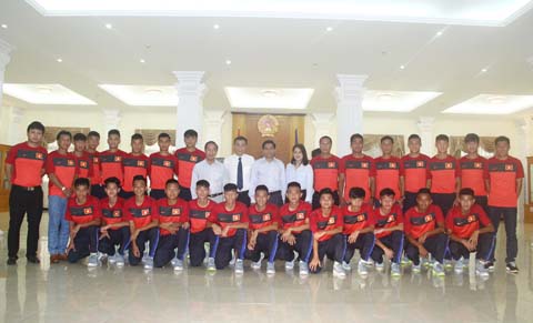 U17 Việt Nam đến thăm Đại sứ quán Việt Nam tại Campuchia