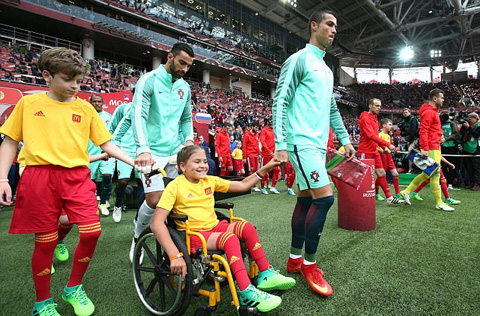 Ronaldo dắt tay bé gái khuyết tất từ đường hầm