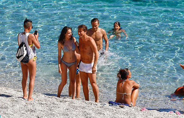 HLV Antonio Conte (Chelsea) và bà xã đang có thời gian vui vẻ ở Spotorno (Italia)