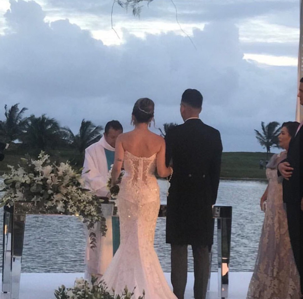 Tiền đạo Roberto Firmino (Liverpool) và cô vợ Larissa đã tổ chức lễ cưới tại quê hương Brazil