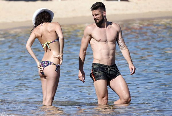 Olivier Giroud (Arsena) và cô vợ Jennifer đang thưởng thức ánh nắng ở Sardinia