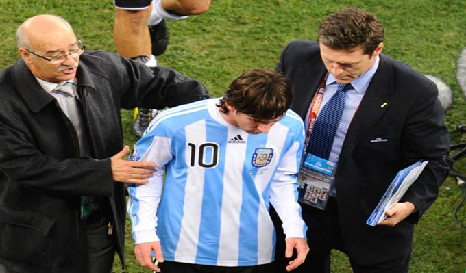 Tháng 7/2010, Argentina của Messi bị loại ở tứ kết World Cup sau trận thua 0-4 trước Đức