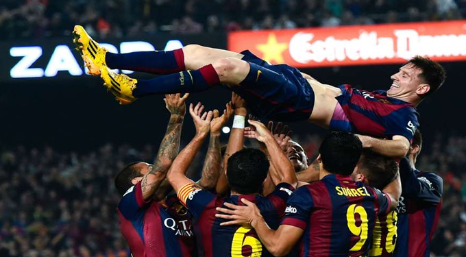 Tháng 11/2014, Messi được đồng đội tung hô vì ghi bàn thứ 252 ở La Liga, trở thành chân sút xuất sắc nhất lịch sử giải đấu