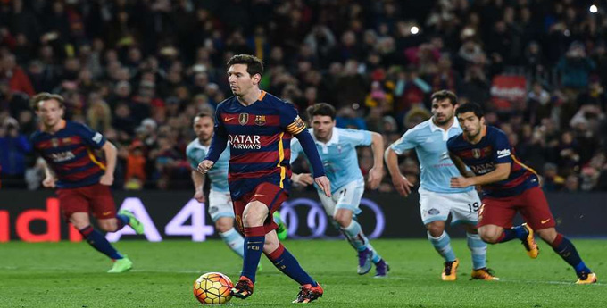 Tháng 2/2016, Messi chuyền cho Suarez ghi bàn khi thực hiện penalty