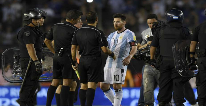 Tháng 3/2017, Messi chửi trọng tài và nhận án treo giò 4 trận từ FIFA