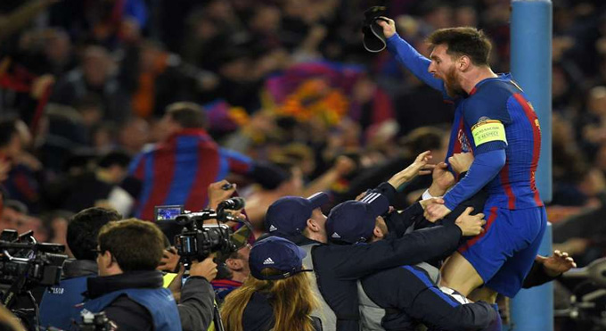 Tháng 3/2017, Messi ăn mừng trước đám đông CĐV Barca sau cuộc lội ngược dòng ngoạn mục trước PSG ở vòng 1/8 Champions League 2016/17