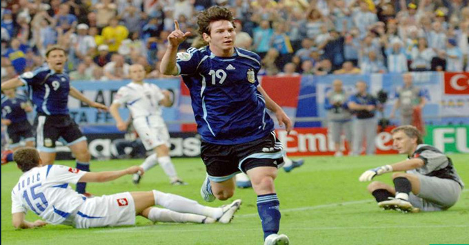 Tháng 6/2006, Messi ghi bàn thắng đầu tiên ở vòng chung kết World Cup trong trận thắng 6-0 của Argentina trước Serbia & Montenegro