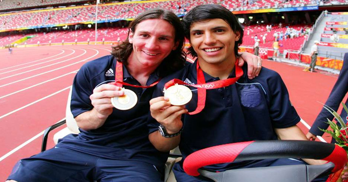 Tháng 8/2008, Messi cùng Aguero khoe huy chương vàng Olympic vừa giành được cùng Olympic Argentina