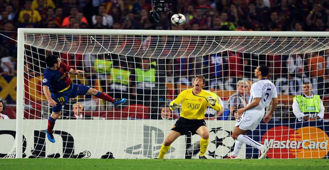 Tháng 5/2009, Messi đánh đầu tung lưới Van der Sar giúp Barca thắng M.U 2-0, lên ngôi vô địch chung kết Champions League