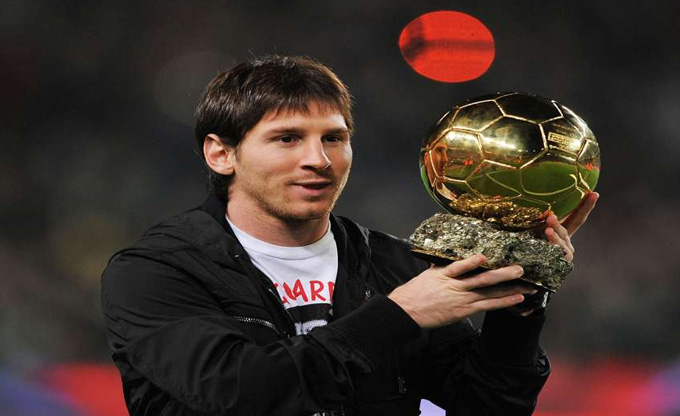 Tháng 1/2010, Messi đoạt Quả bóng vàng đầu tiên trong sự nghiệp