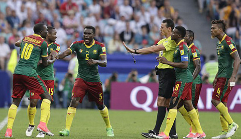 Các cầu thủ Cameroon bức xúc