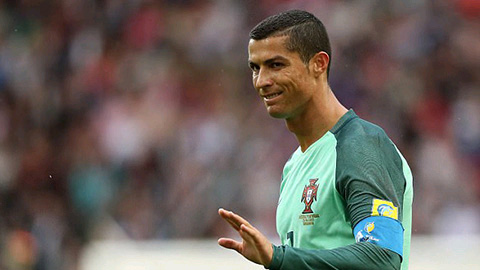 Ronaldo không thích đá trung phong