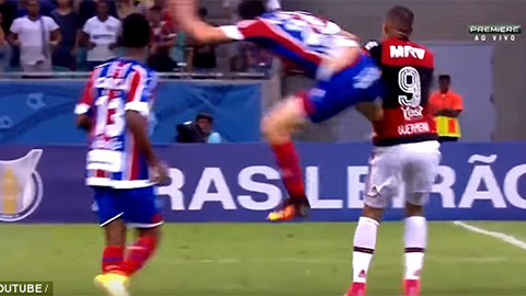 Tình huống Fonseca phạm lỗi, nhưng sau đó lại ăn vạ dẫn đến bị đuổi