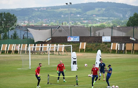 U21 Anh đang ráo riết tập luyện trước đại chiến với U21 Đức