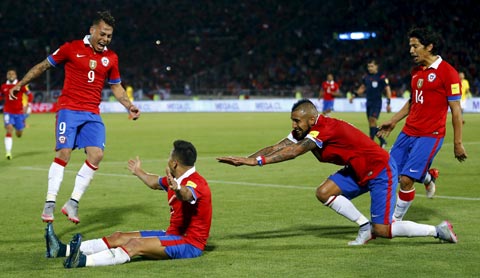 Vidal (trên) cùng đồng đội đã sẵn sàng vượt qua Bồ Đào Nha để ghi tên vào trận chung kết